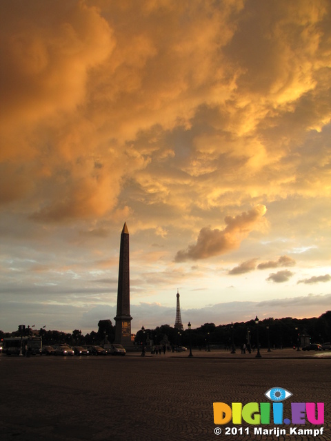 SX18536 L'Obelisque on place de la Concorde and Eiffel tower at sunset